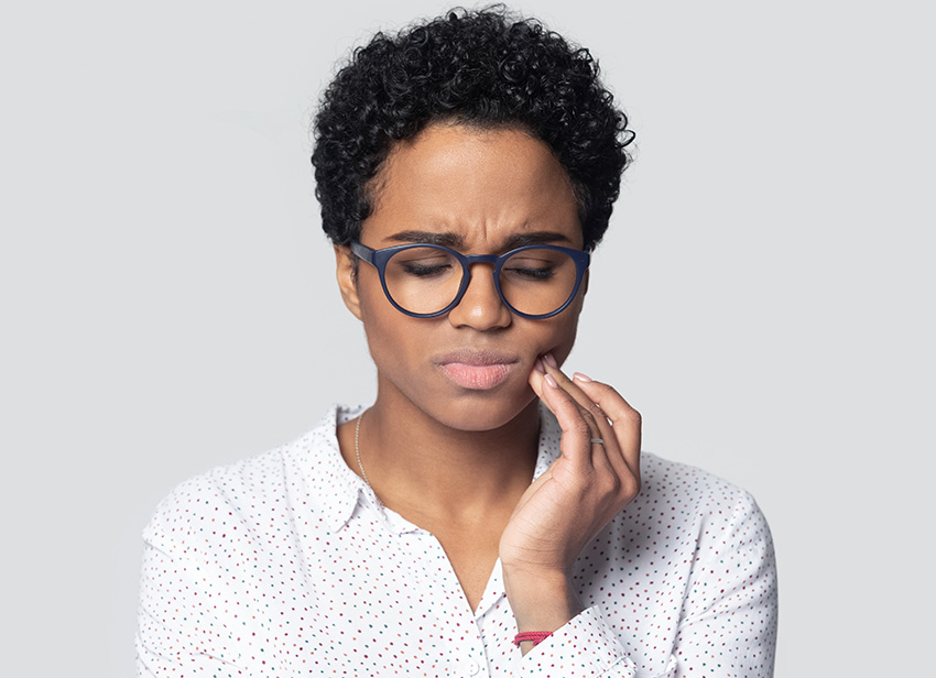 A woman experiencing jaw pain.