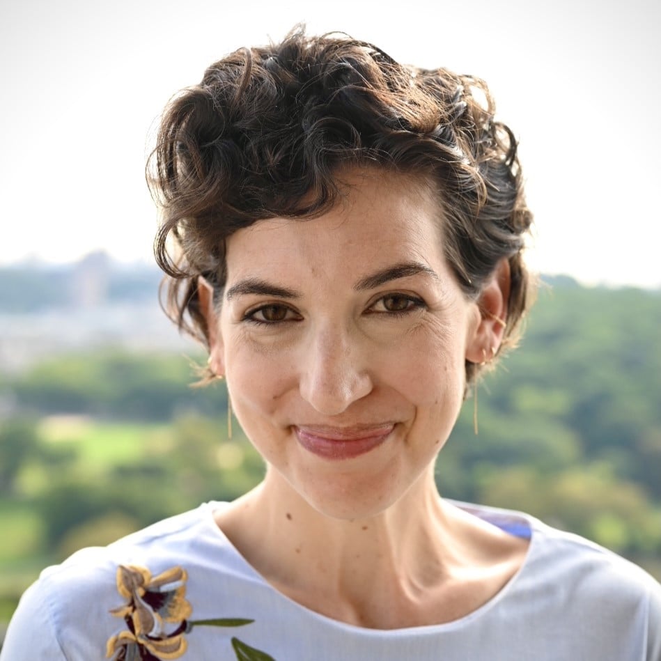 Headshot of Lindsay Hoyt